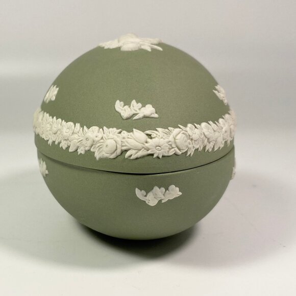 Vintage Wedgwood Green Jasperware Egg Trinket Wedgwood "Cupid On Rose Branch" - Picture 4 of 9